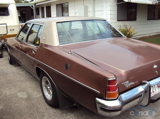 HX Holden in Sienna Met — Statesamn Caprice Sedan