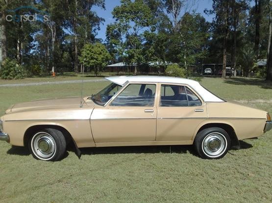 HX Holden in Cotillion White over Durham Beige — Kingswood Sedan