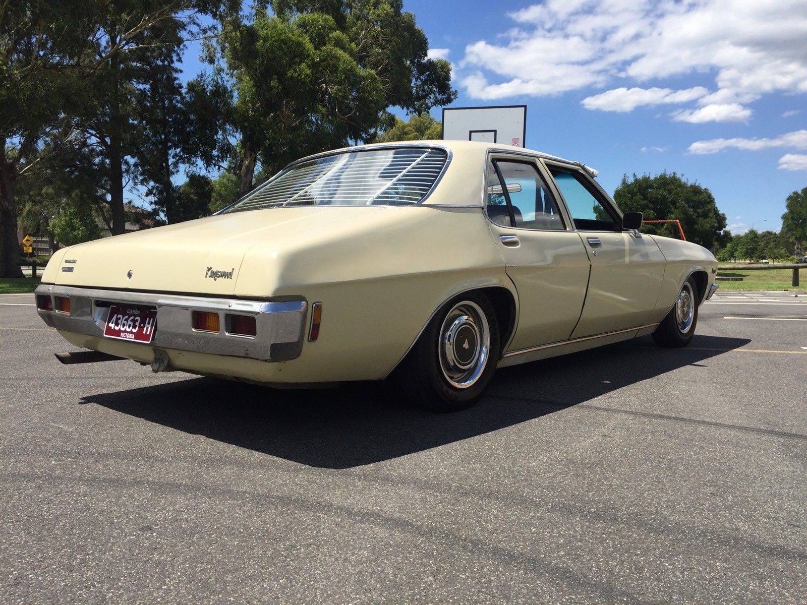 HQ Holden in Glacier White over Covert Beige — Kingswood Sedan
