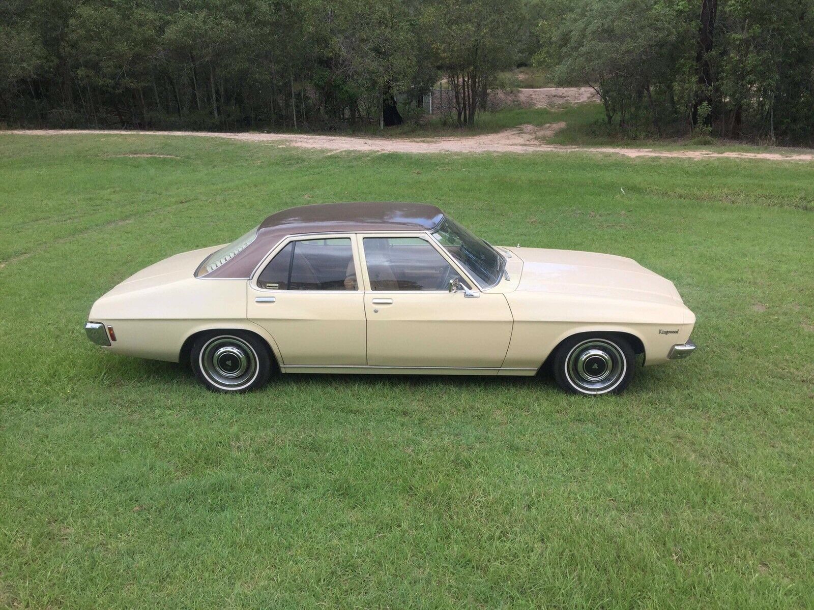 HQ Holden in Nutmeg Met over Covert Beige — Kingswood Vacationer Sedan