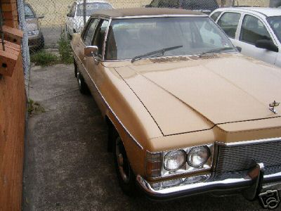 HX Holden in Sierra Tan Met over Buckskin — Statesamn Caprice Sedan