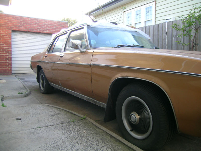 HX Holden in Titian Gold Met — Statesamn Caprice Sedan