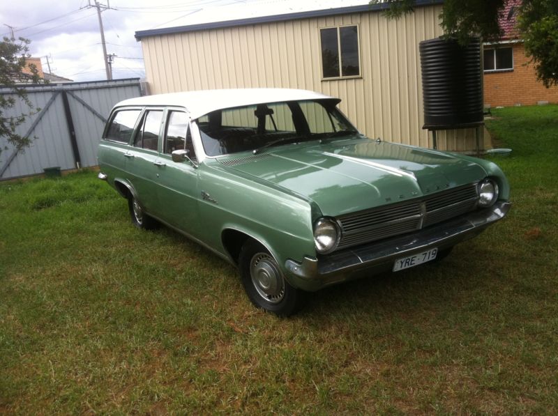 HD Holden in Fowlers Ivory over Merredin Green Met — Premier Station Sedan