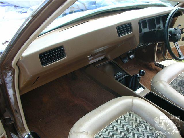 HQ Holden with Doeskin/Chestnut Ranier Cloth insert trim — Monaro GTS/4