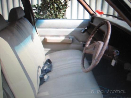 HQ Holden with Doeskin/Chestnut Vinyl trim — Kingswood Sedan